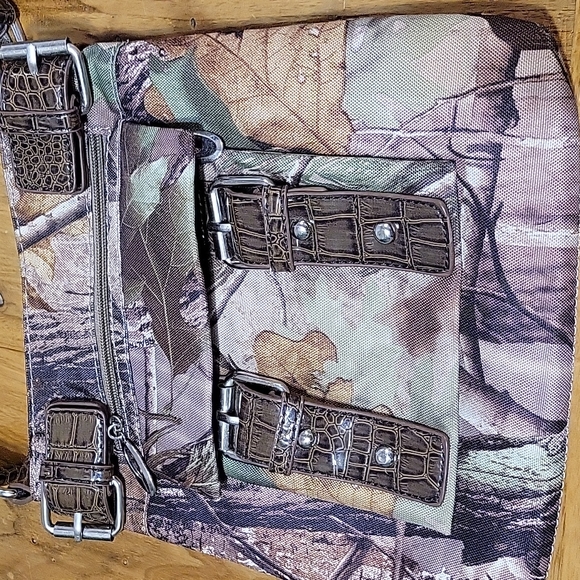 Realtree camo 9 pocket shoulder purse with adjustable strap - Picture 2 of 16